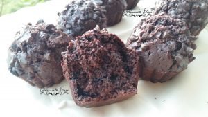 مافن بالشكلاط بقطع الشكولاته مفرقعين - Muffins au chocolat bien gonflés