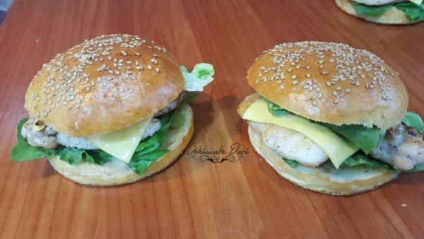 همبرغر بالدجاج وصلصة لذيذة- Burger au poulet grillé et sauce barbecue