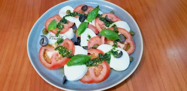 سلطة الطماطم والموتزريل بالحبق - Salade de tomates et de Mozzarella